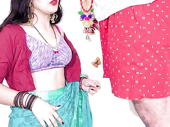Desi Aunty Ki Squeezes Salami and Gets a Scorching Booty-Tearing up in Close-Up Desi Bhabhi Activity