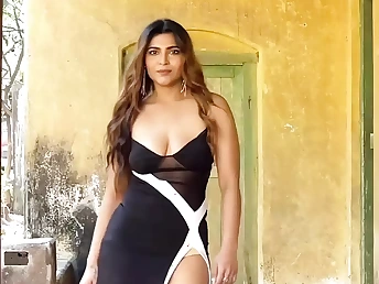 Desi Indian Mega-slut with a thick bum gets creampied in her hairy poon