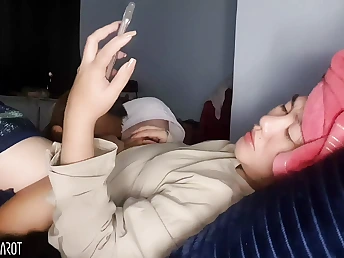 Stepmother shows how to properly munch a beaver in this Indian homemade flick