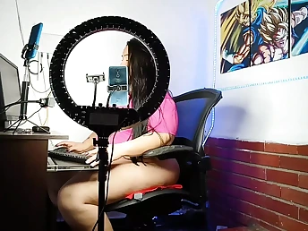 Paused hottie gets her slit pummeled while working on her laptop