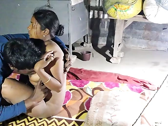 Watch how this Indian village wifey gets kinky in front of her spouse