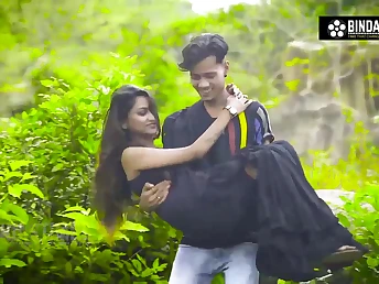 Indian dark haired, Sudipa is having hookup in the nature and luving every single Second of it