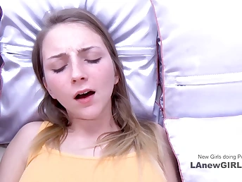 Sweet Teen Fills her Mouth with Big Cock Teenies do Porn