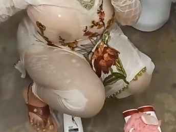 Witness Pakistani PLUS-SIZE Ma Nahate and Desi Wife Village Aunty in a sizzling bathroom
