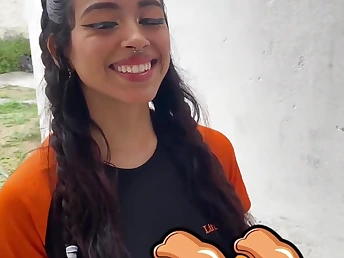 I ordered a pizza and got the delivery girl Yaresita Pygmy