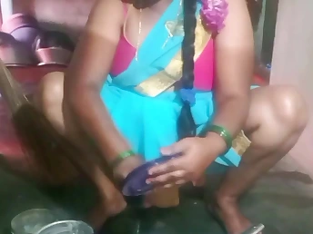 Observe Saanthi2 and Vetrivel neat up Indian family's dirt in the shower