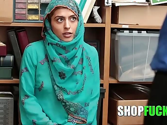 Corrupt policewoman predominates hijab-wearing Muslim damsel in storeroom - Shopfucked!
